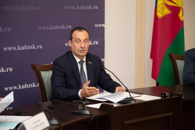 Председатель парламента края Юрий Бурлачко поздравил выпускников кубанских школ с праздником Последнего звонка.