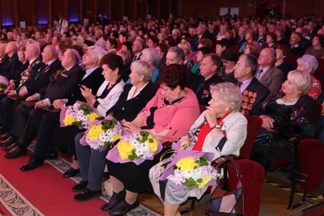 Председатель ЗСК Юрий Бурлачко поздравил с 35-летием краевой Совет ветеранов