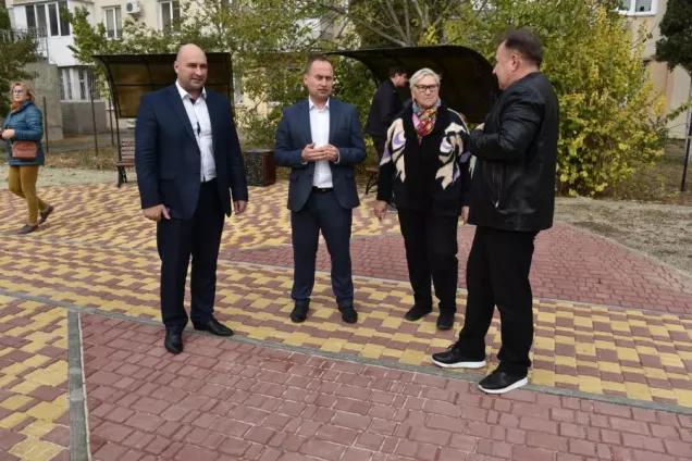 РАБОТА В ОКРУГЕ. Владимир Немцев высоко оценил работу по созданию нового сквера на улице И. Голубца