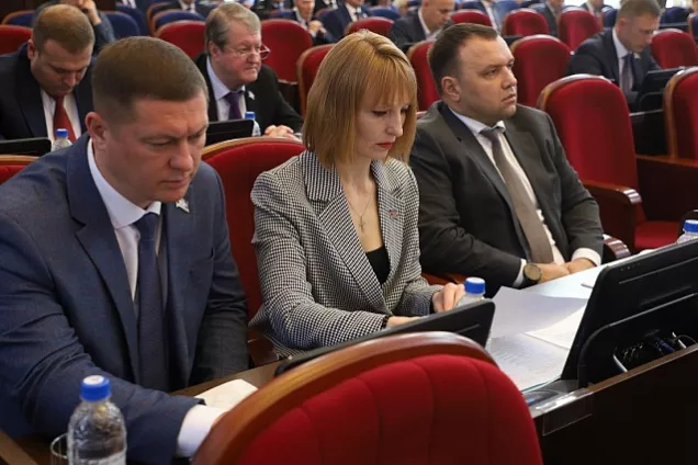 Депутаты Кубани поддержали штрафы за парковку авто на клумбах и газонах