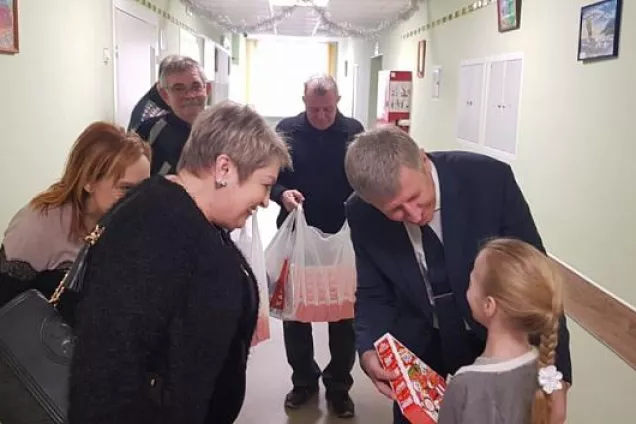 Маленьким пациентам 7 больницы вручили подарки 