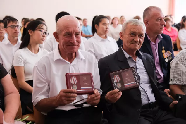 Памятные медали «Волонтеру России» вручил ч активистам спикер астраханского парламента Игорь Мартынов