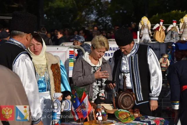 ФОТОРЕПОРТАЖ. Севастополь празднует День национального единства