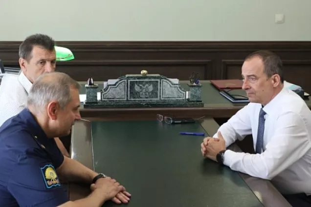 Ю. Бурлачко  встретился с начальником Краснодарского высшего военного авиационного училища летчиков