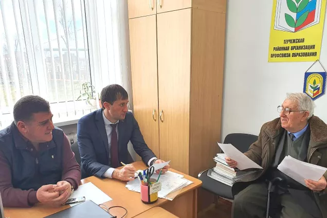Депутаты Государственного Совета – Хасэ Республики Адыгея Юрий Хабаху и Адам Хурай провели прием граждан