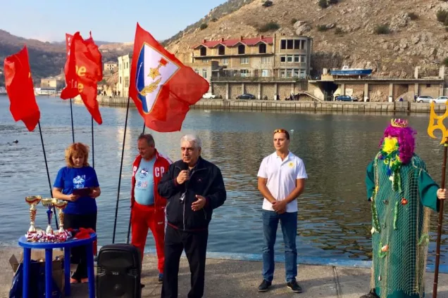 Василий Пархоменко приветствовал любителей зимнего плавания 