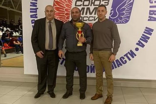 Максим Гелас наградил участников чемпионата по смешанному боевому единоборству