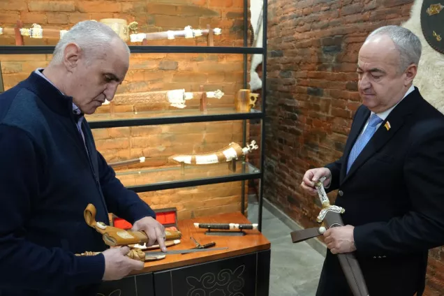 Спикер Парламента РСО-Алания Таймураз Тускаев. Аслан Алборов - своего рода посол культуры Осетии в России