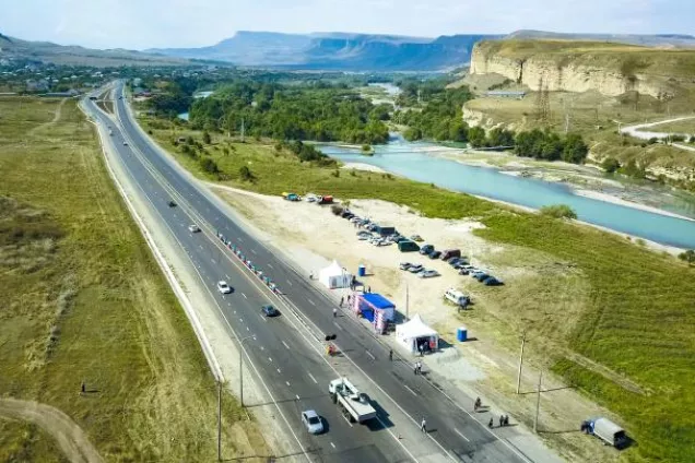 Поздравление Главы КЧР Р. Б. Темрезова, председателя Народного Собрания (Парламента) КЧР А. И. Иванова и председателя Правительства КЧР  А. А. Озова с Днем работников дорожного хозяйства