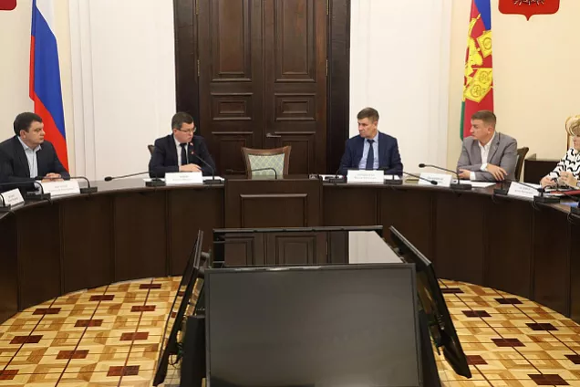 Депутаты кубанского парламента обсудили развитие общественной инфраструктуры, ЖКХ и физкультуры и изменения в ряд краевых госпрограмм