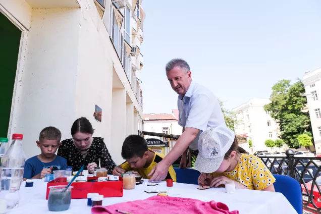 Парламентарии Астрахани приняли участие в открытии  выставки рисунков детей-сирот