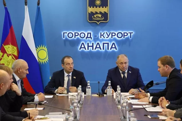 Спикер кубанского парламента Ю.Бурлачко совместно с депутатом Госдумы И.Демченко провел прием граждан в Анапе