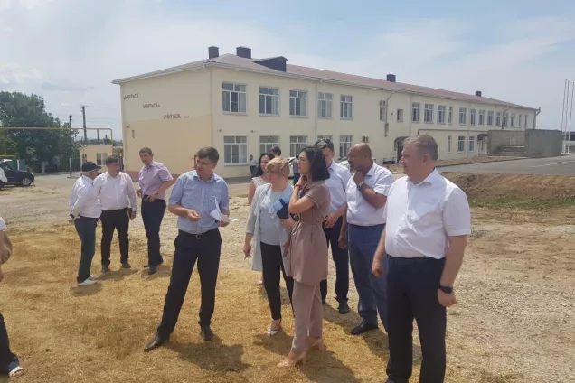 Парламентарии Кубани проконтролировали ход строительства спорткомплекса в поселке Пятихатки