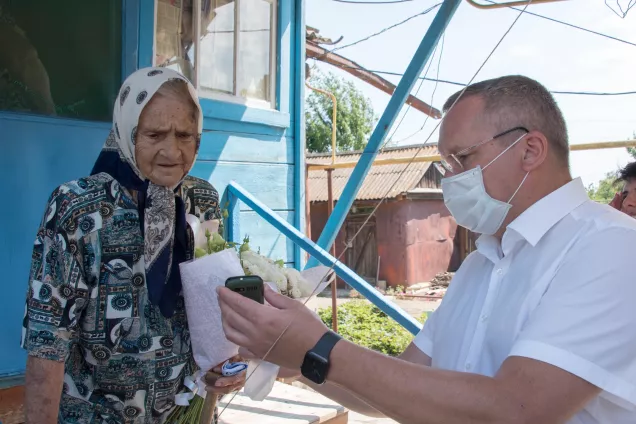 В Камызякском районе Председатель Думы Астраханской области Игорь Мартынов передал телефоны пяти участникам Великой Отечественной войны
