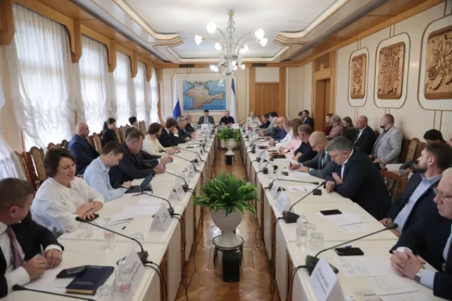 В крымском парламенте обсудили социально-экономическое развитие региона  за 8 месяцев 2025 года