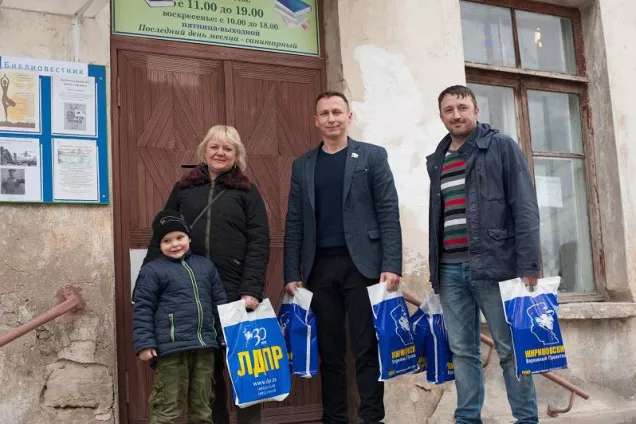 Депутаты передали более 150 книг в филиал городской библиотеки №2