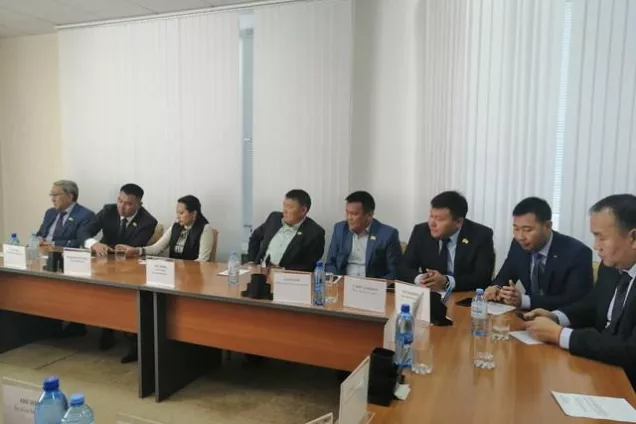 
ЧЛЕНЫ ФРАКЦИИ «ЕДИНАЯ РОССИЯ» ЕДИНОГЛАСНО ПОДДЕРЖАЛИ КАНДИДАТУРУ ЮРИЯ ЗАЙЦЕВА НА ПОСТ ПРЕДСЕДАТЕЛЯ ПРАВИТЕЛЬСТВА КАЛМЫКИИ