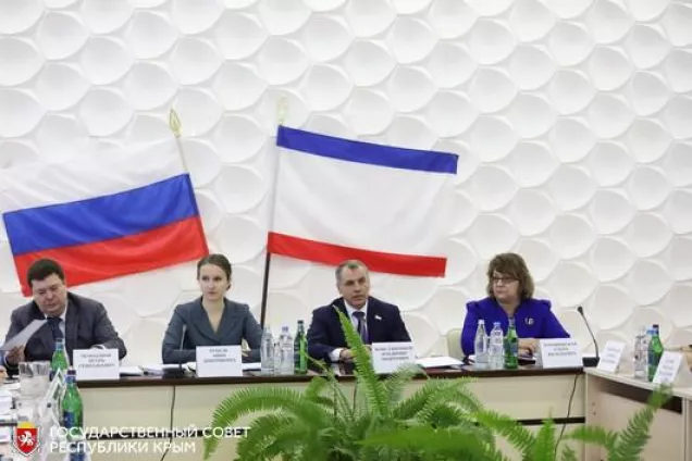 В Республике Крым не выявлено случаев значительного завышения стоимости медицинских масок и противовирусных препаратов, - профильный Комитет