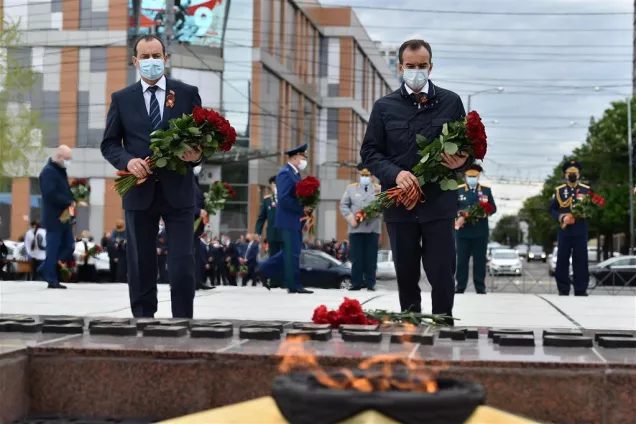 Руководители региона в День Победы возложили цветы к Вечному Огню