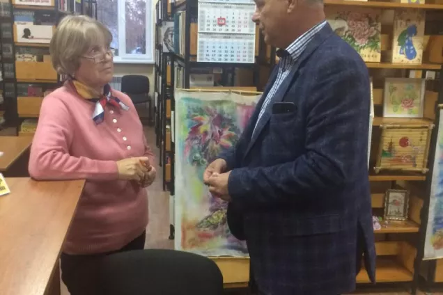 РАБОТА В ОКРУГЕ. Михаил Чалый встретился с сотрудниками библиотеки № 12