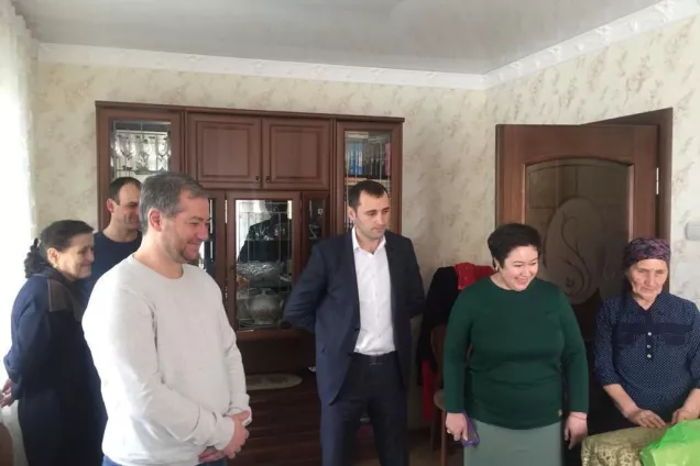 Парламентарии продолжают поздравлять юбиляров республики.