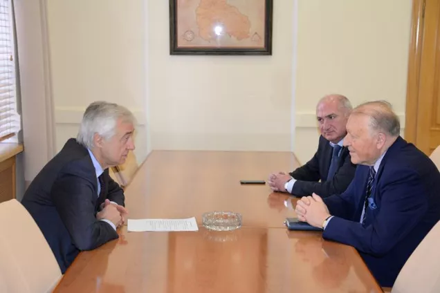 Встреча на дипломатическом уровне