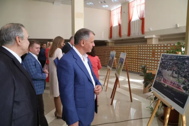 Председатель парламента Крыма Владимир Константинов посетил фотовыставку, посвященную 200-летию независимости Никарагуа