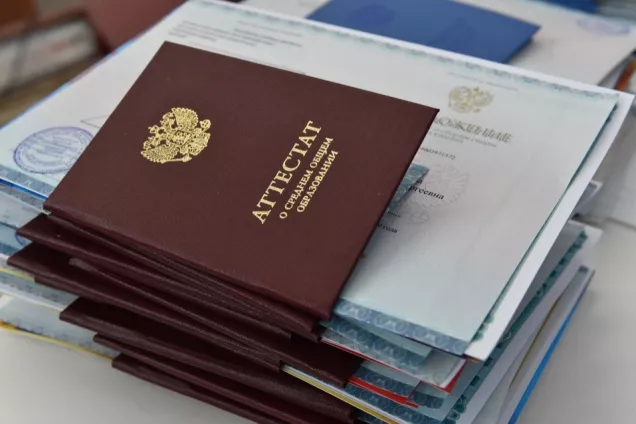 Председатель парламента Кубани Юрий Бурлачко поздравил выпускников кубанских школ с получением аттестатов