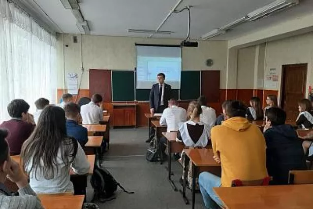 Борис Вальтер провел классный час для старшеклассников Азовского района