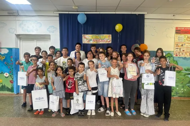 Астраханские парламентарии подарили детям из социальных центров школьные наборы