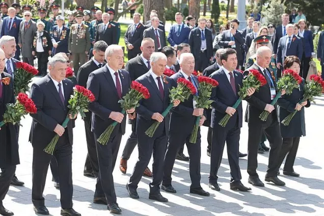 Участники форума «Великое наследие – общее будущее» торжественно зажгли вечный огонь на Аллее Героев в Волгограде