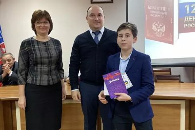 Дмитрий Величко вручил юным жителям Советского района паспорта