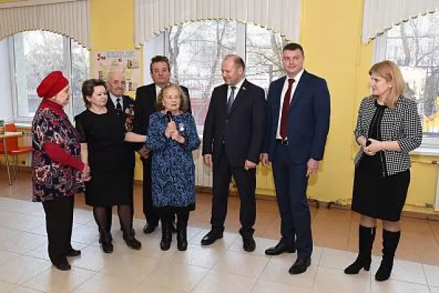 Александр Скрябин вручил ветеранам юбилейные медали к 75-летию Великой Победы