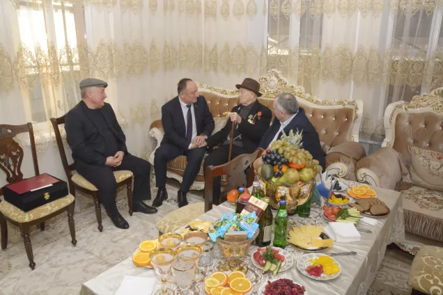 Парламентарии побывали в гостях у ветерана труда