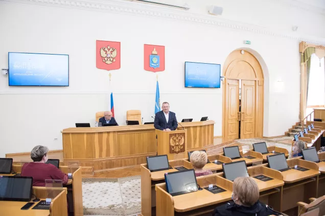 Игорь Мартынов поздравил педагогов с профессиональным праздником