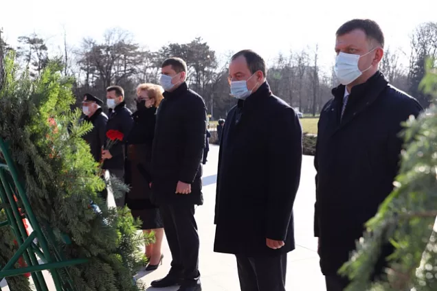 Депутаты Кубани возложили венки и цветы к мемориалу «Жертвам фашизма» в Краснодаре