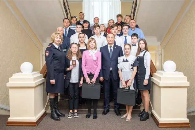 Юрий Бурлачко в День Конституции вручил паспорта юным кубанцам