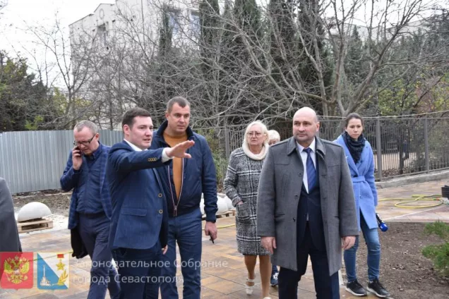 РАБОТА В ОКРУГЕ. Владимир Немцев проверил готовность сквера на улице Маринеско