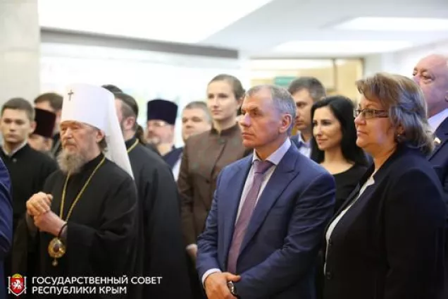 Выставка детских рисунков «Красота Божьего мира», посвященная 75-летию Великой Победы, открылась в крымском парламенте