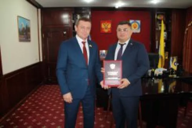 Спикер парламента Калмыкии Артем Михайлов вручил грамоту ЮРПА Борису Хачирову