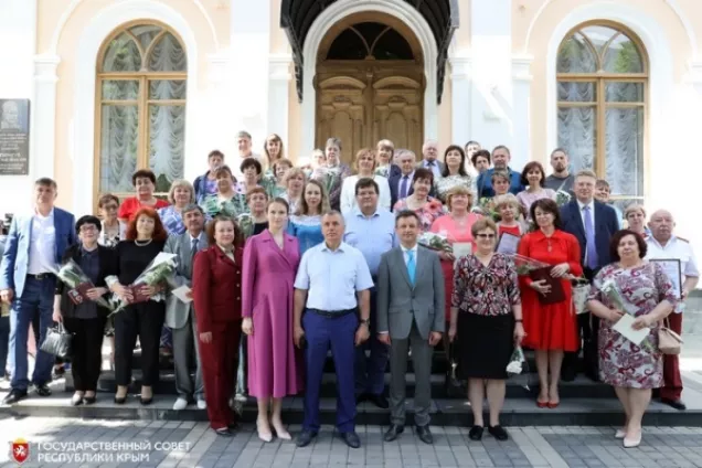 Владимир Константинов вручил медицинским работникам Крыма парламентские премии и государственные награды