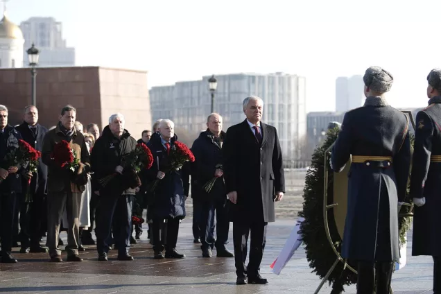 Депутаты Госдумы  почтили память защитников Отечества в Парке Победы на Поклонной горе