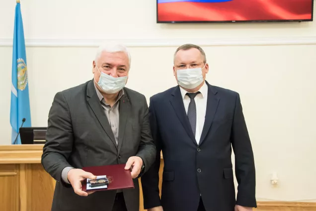 Игорь Мартынов вручил Почетный знак «За развитие парламентаризма и гражданского общества»