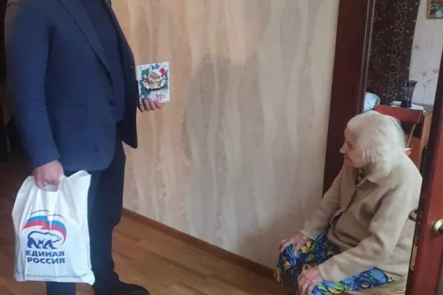 Парламентарии Севастополя поздравили ветеранов и врачей с наступающими праздниками