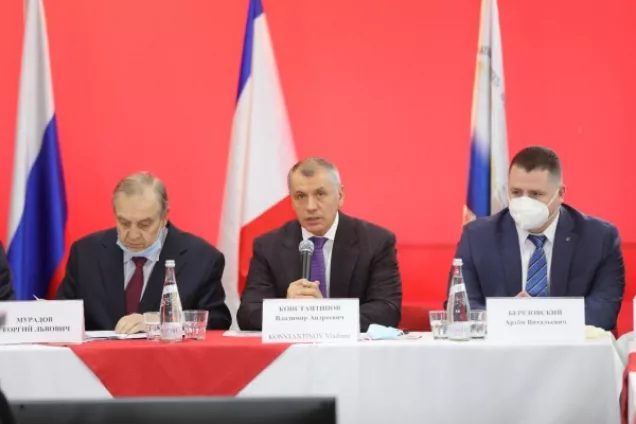 Председатель ГС РК Владимир Константинов вручил медали Гаспринского членам Международной ассоциации "Друзья Крыма"