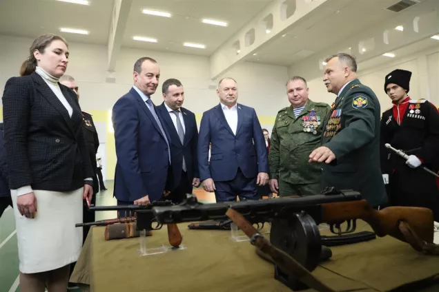 Юрий Бурлачко и Иван Демченко побывали в новой школе Анапы