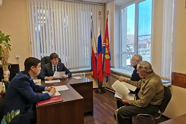 Депутат Сергей Суховенко провел прием граждан в Усть-Донецком районе