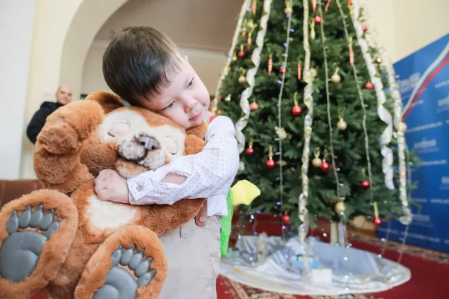 Астраханские депутаты продолжают исполнят детские новогодние желания