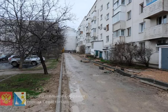 РАБОТА В ОКРУГЕ. Владимир Немцев осмотрел ход благоустройства территории в районе улицы Молодых строителей